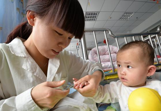 婴儿手有倒刺怎么回事（宝宝手上经常）