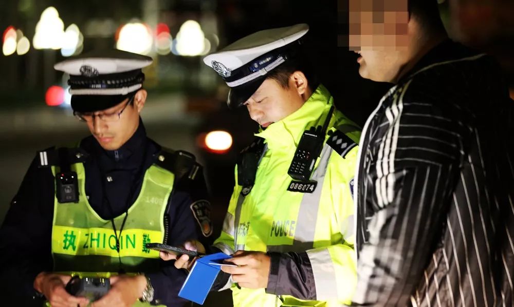 珠海仨女子开奔驰、奥迪半夜出门竟接连闯祸！醉猫女店长狂奔20公里只为补觉!