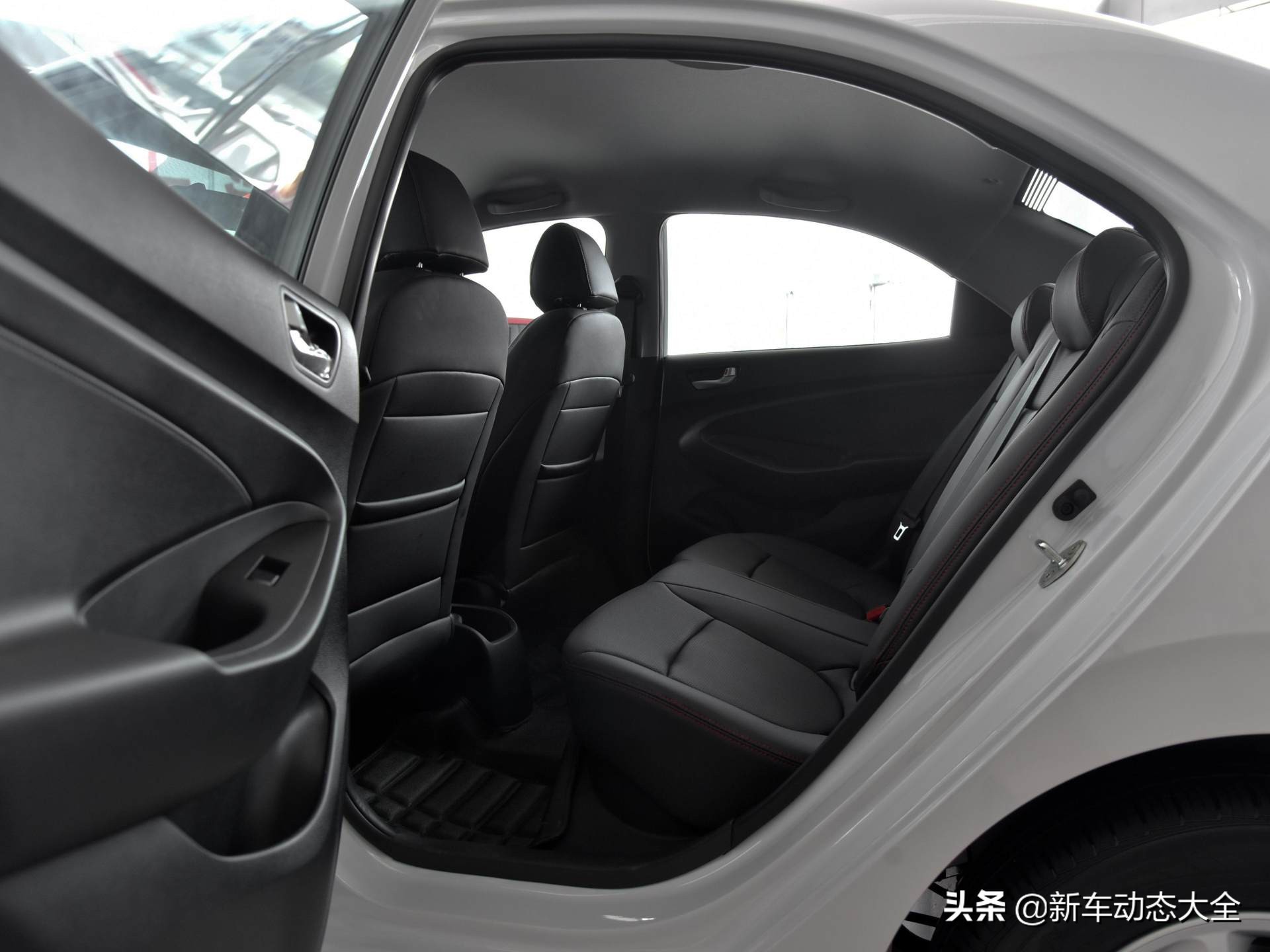 便宜好停车油耗极低，合资的三厢实用车5.1L油耗，实拍瑞纳