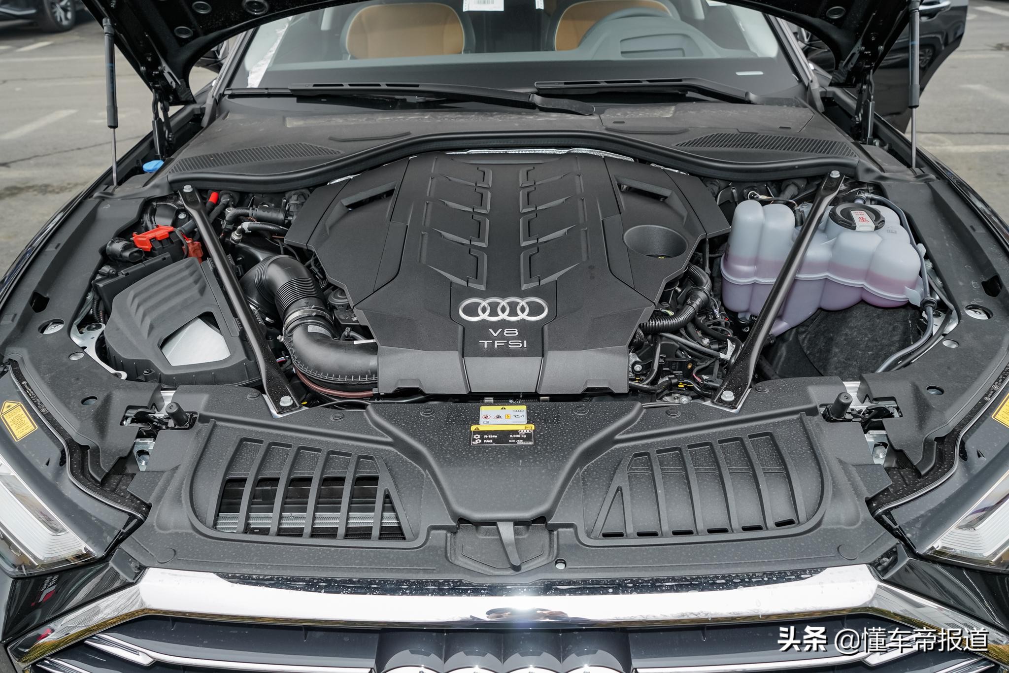 新车｜售价近200万，比新S级还多两缸？奥迪A8L V8到店