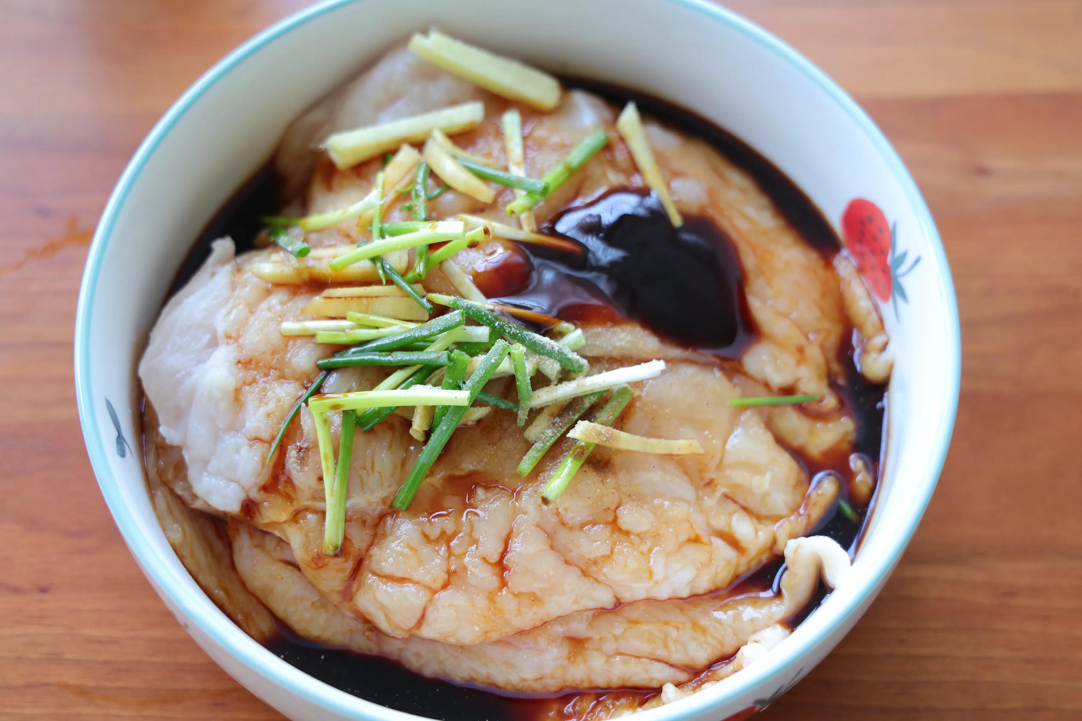 几元的鸡胸肉，简单做下，上桌成了抢手菜，外皮酥脆里面软嫩好吃