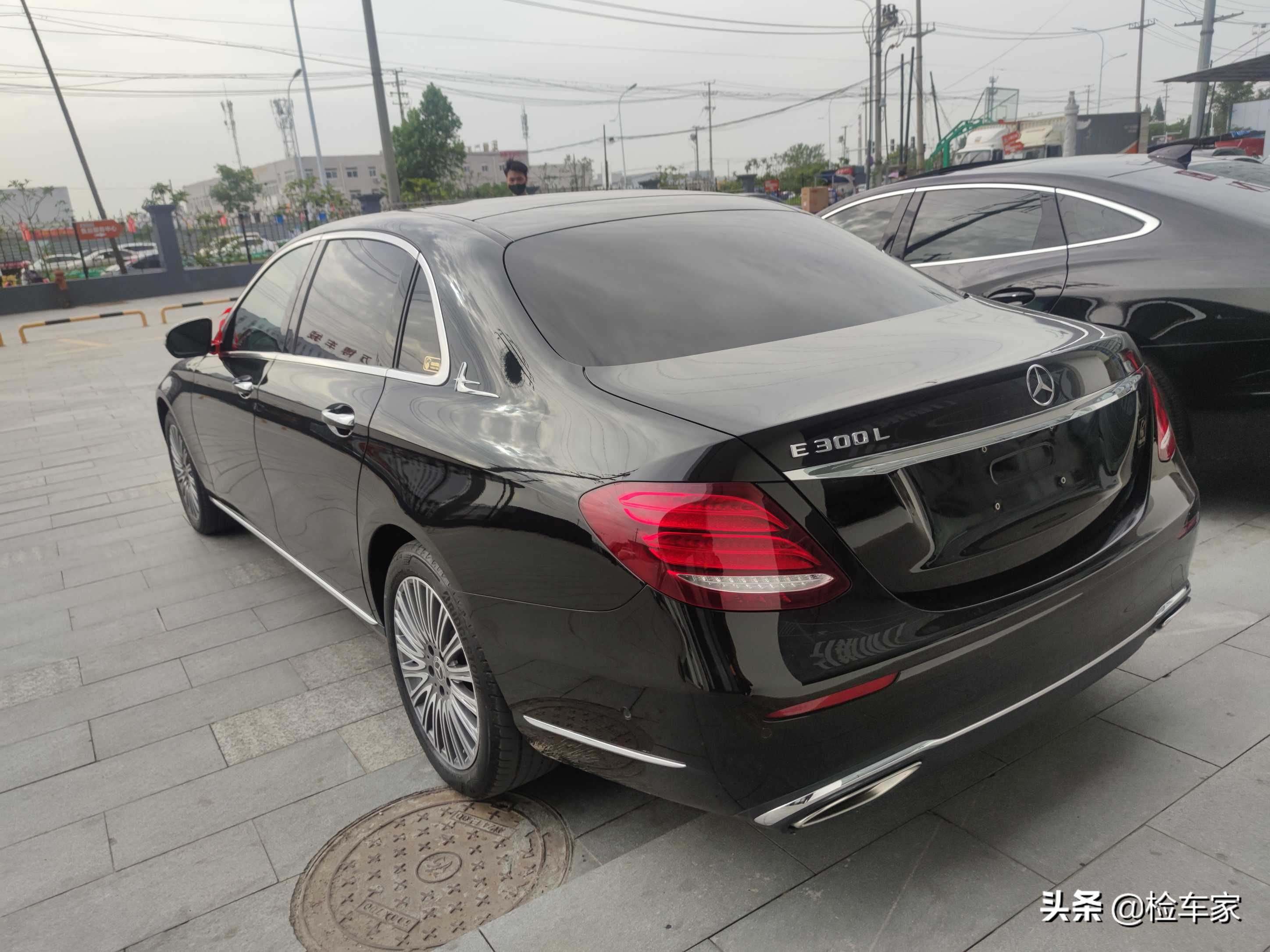 47万喜提奔驰E300，结果才开一个月就卖，检测师：起码亏1万