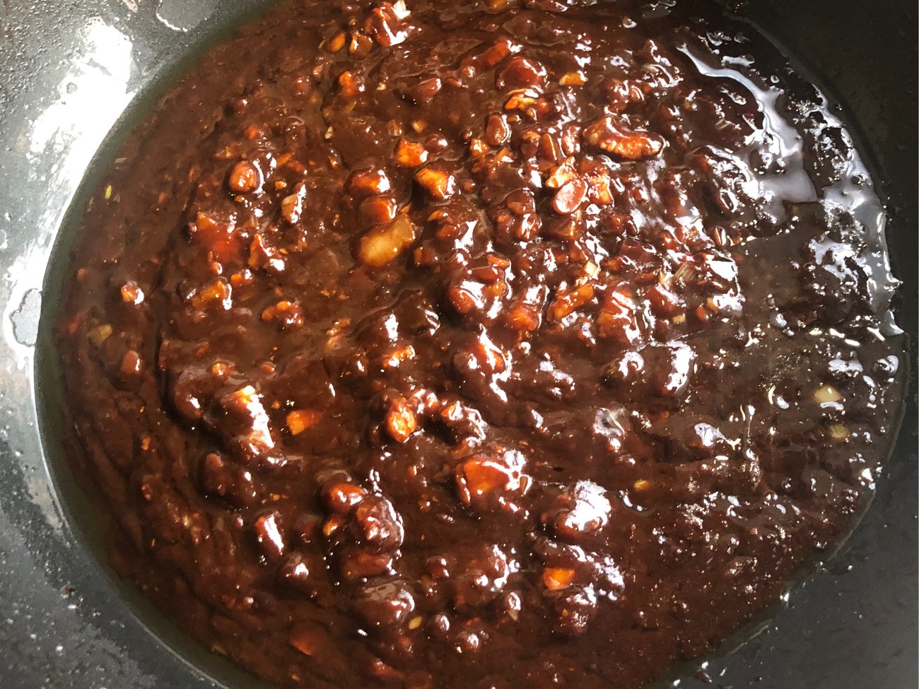 食材:五花肉,六必居干酱,甜面酱,海天黄豆酱调味:生抽,八角,桂皮,香叶