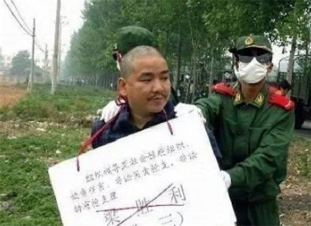 许昌黑老大梁胜利，作恶多端引起众怒，落网后近10万群众欢呼