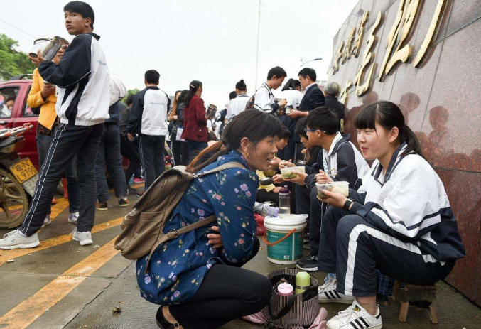 “毛坦厂”中学厉害了，明码标价招收复读生，根据高考成绩收费