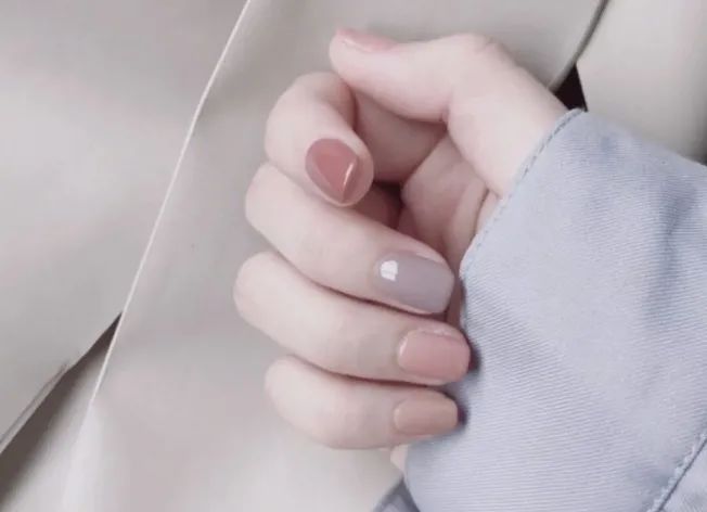 做美甲多久后必须要卸甲？一定要去美甲店卸甲吗？