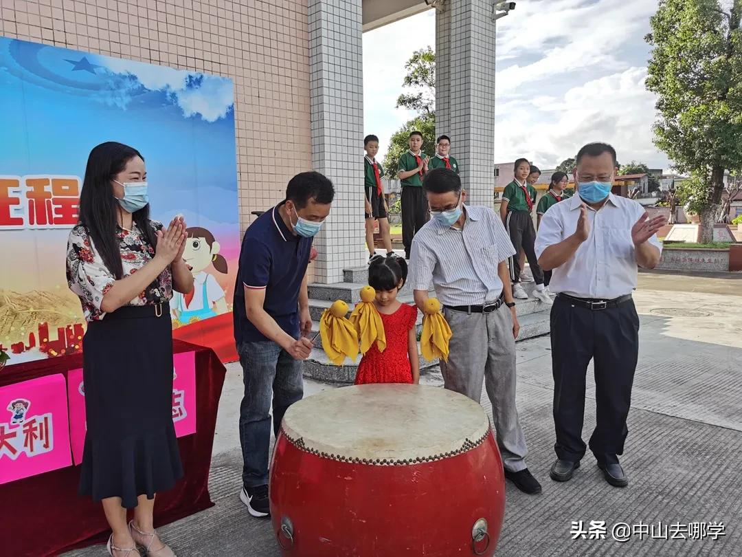 开学啦！现场多图预警：妈趴窗，爹爬墙，脸贴地！场面过于欢乐