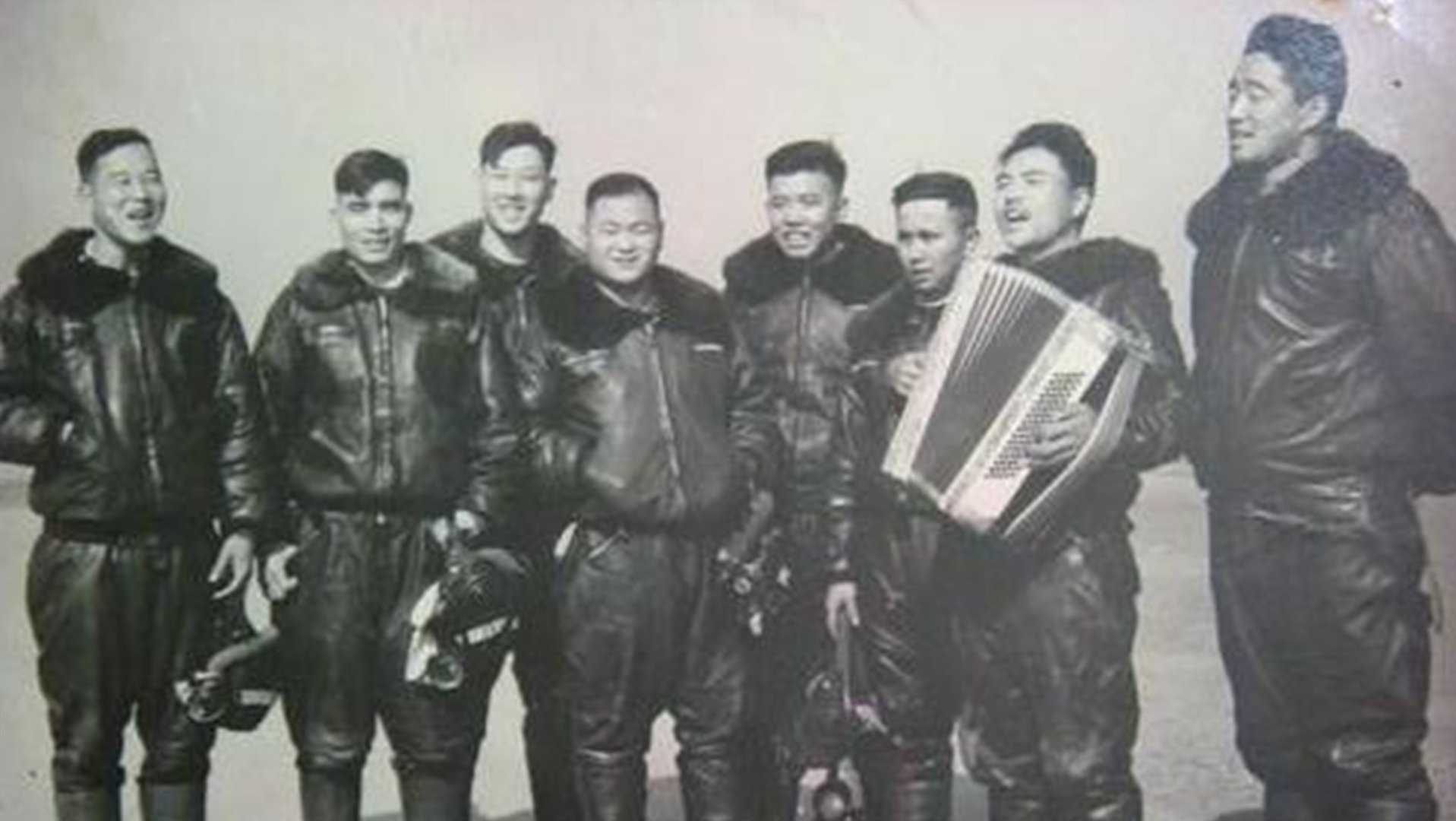 吴氏三兄弟枪杀7名战友后，坐飞机叛逃台湾，周总理严令：打下来