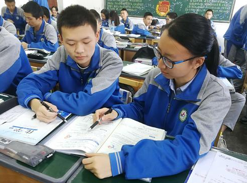 从小学到大学“班花”对比，小学阳光像向日葵，大学娇艳像玫瑰
