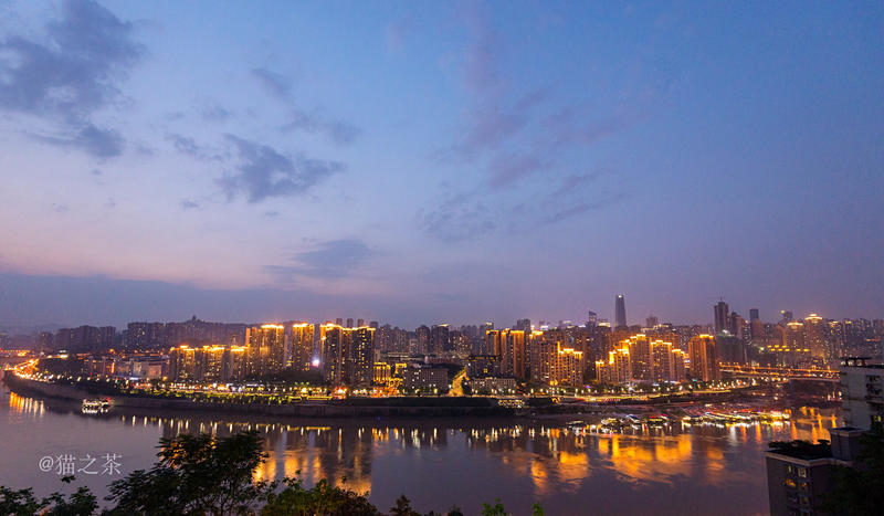 山城重庆，轻轨出行，玩转8D网红城市