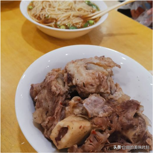 大连排名第一的拉面馆，8元一碗不够吃，大骨棒人手一个吃不够