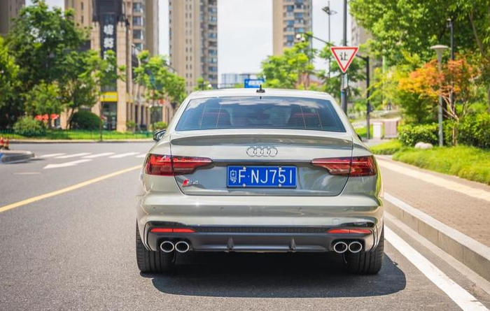 试驾奥迪S4，3.0T引擎声浪好听，操控扎实就是跑城市费油！