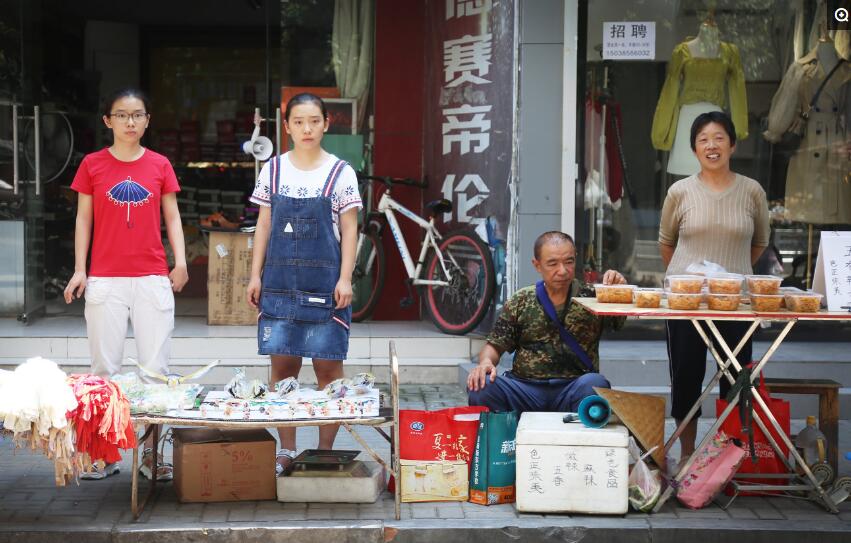 18岁双胞胎姐妹同时考上大学，15年来没买过1件新衣服