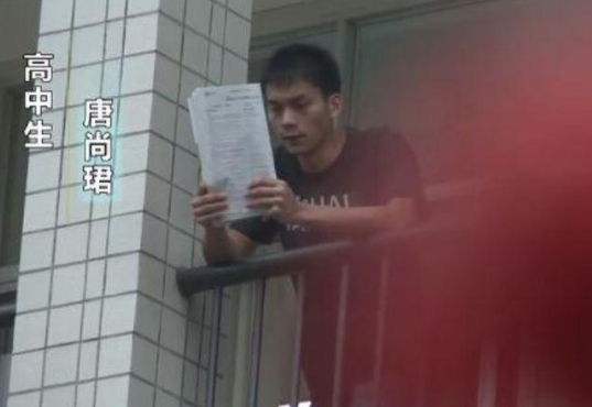 瞒着家人复读7年，高分进入政法大学，唐尚珺赢了高考却败给现实