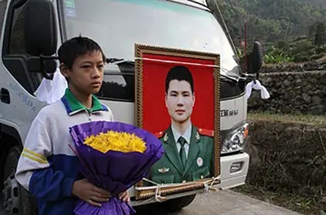 20岁兵哥哥救火牺牲，追思会万人自发送行，如今失独夫妻收获一女