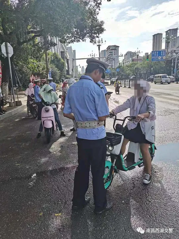 劝导未戴头盔者，传递文明正能量