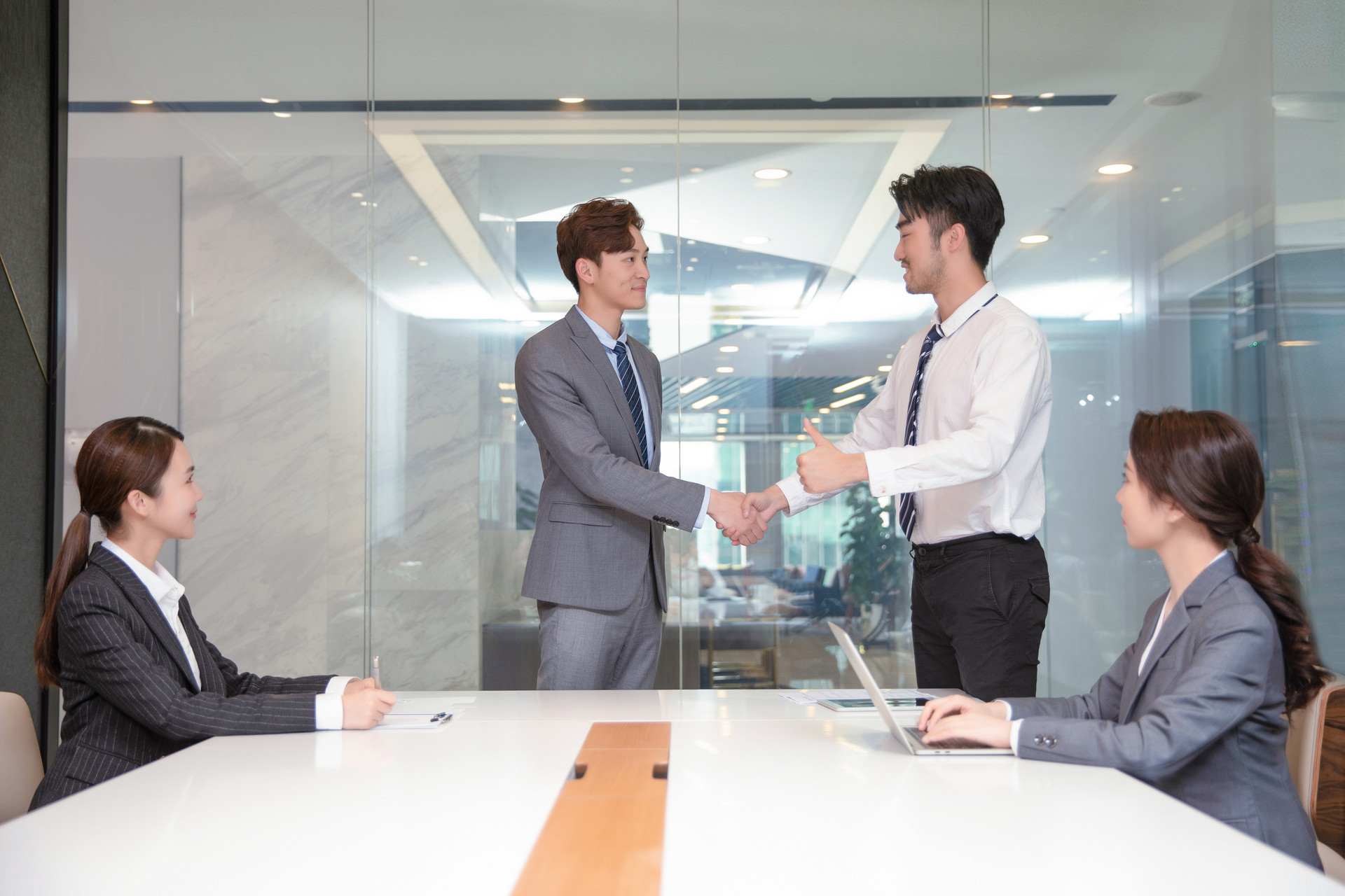 介绍他人认识时，应该先介绍哪一边？为避免尴尬，请记住这12个字