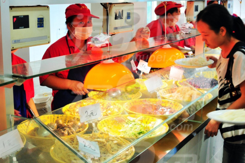 大学里的“阴间食堂”，布局阴森像“地府”，学生吃个饭毛骨悚然