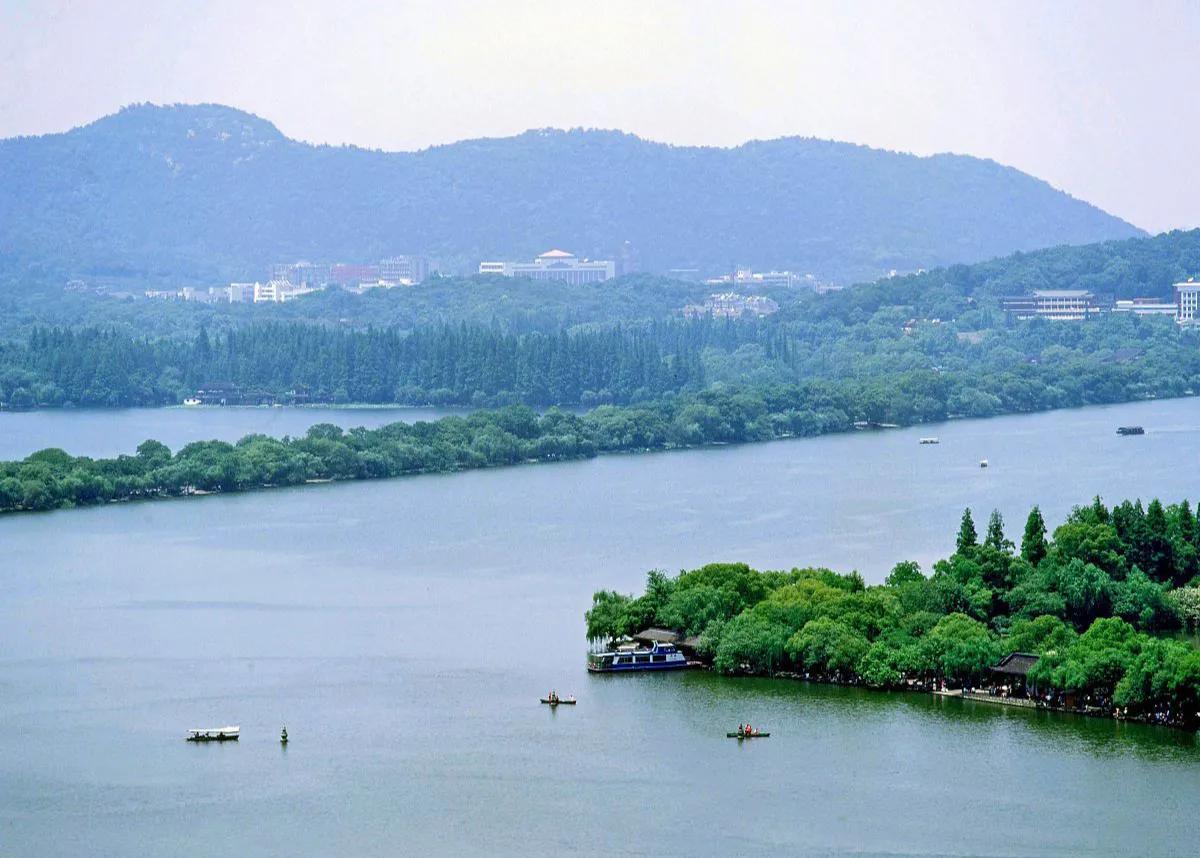 大学里，这10个专业属于朝阳行业，发展前景好，适合女生报考