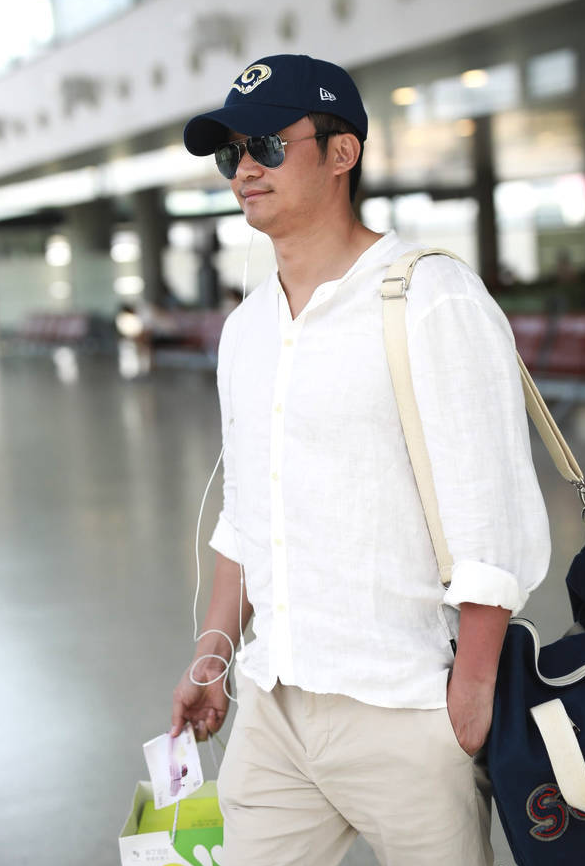 吴京真挺有阳刚之气的,穿着印花衬衫也不花哨,肚子突出却没赘肉