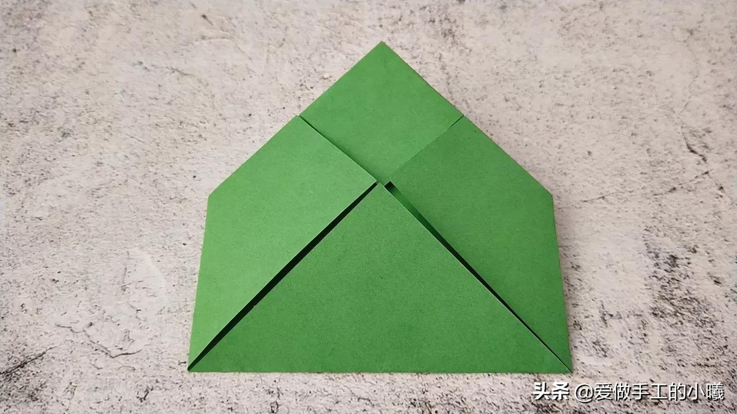 先上图我们需要准备的材料有:一张绿色长纸条,一张绿色正方形纸,胶水