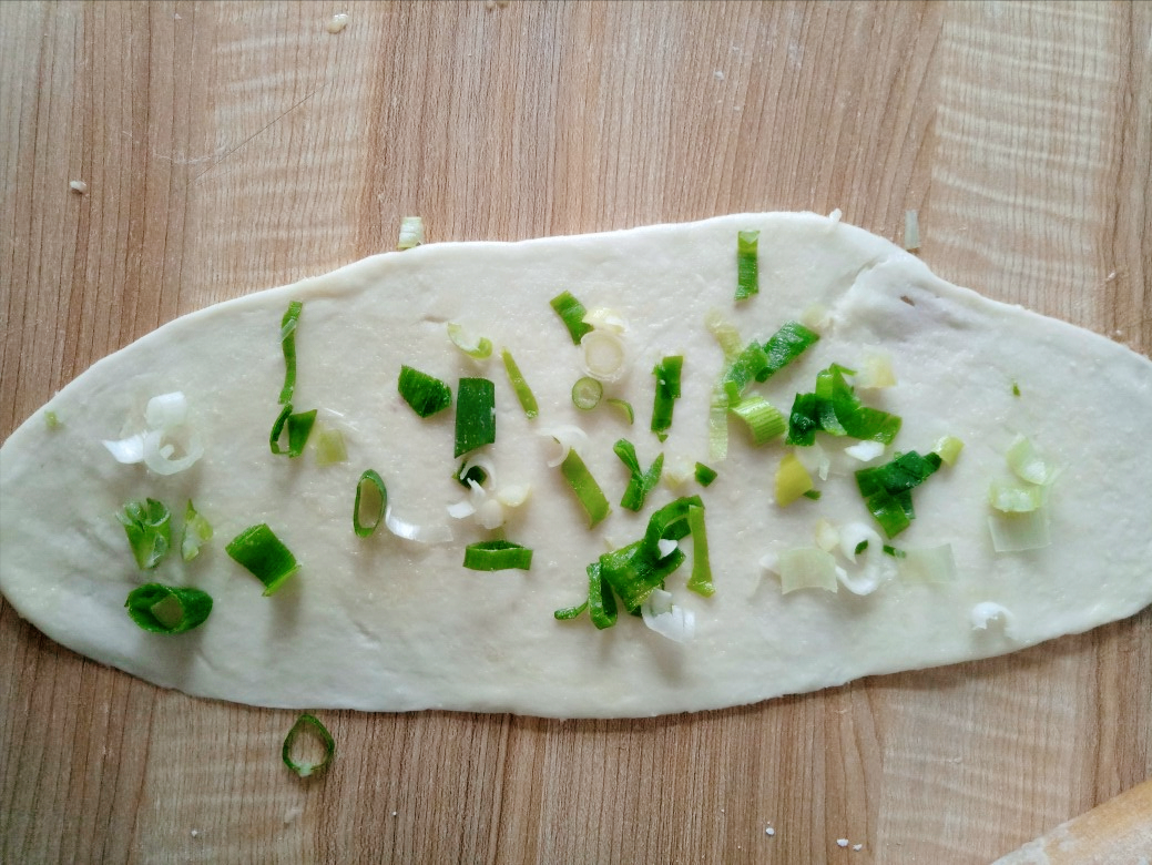 凉了也不硬的葱花饼做法，酥脆可口，葱香味浓郁，大人孩子都爱吃