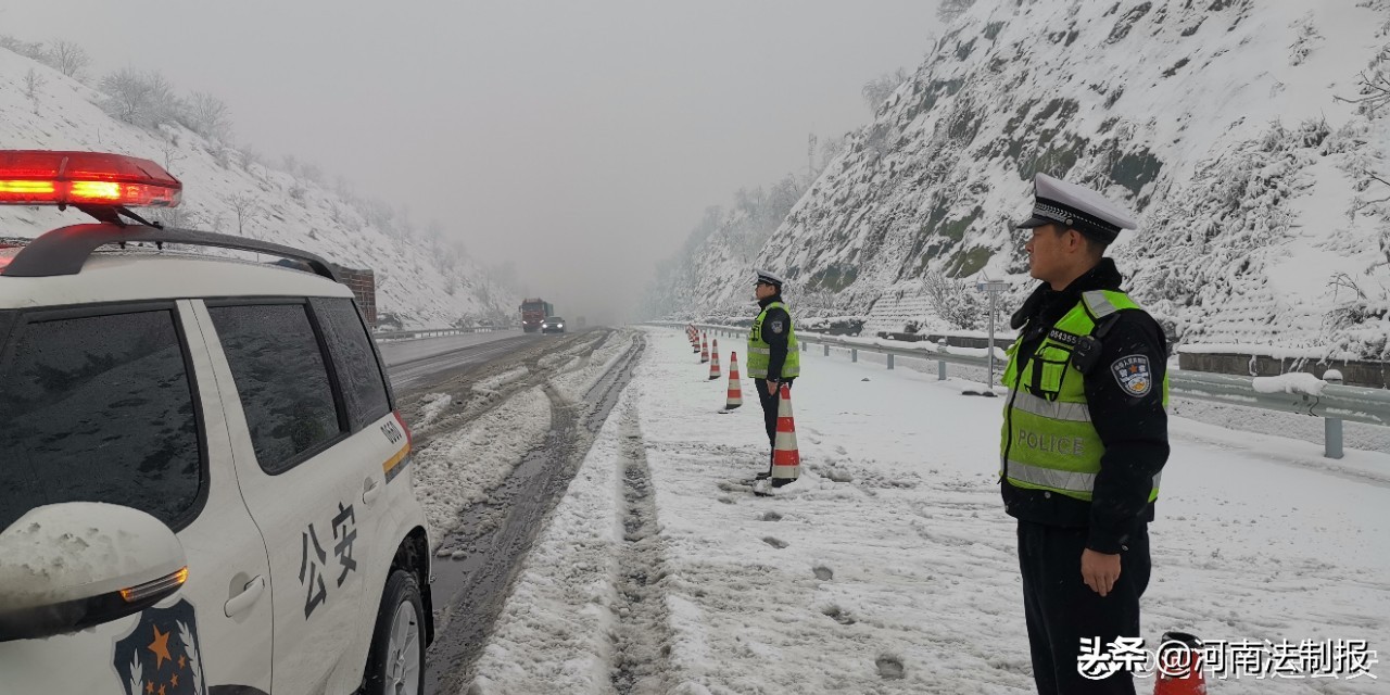 中到大雪局部暴雪来袭 河南高速交警路警联动迎战强降雪守护平安