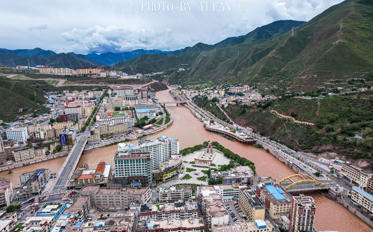 青藏高原上有座小重庆，两江交汇山城，连朝天门都有，太神奇了