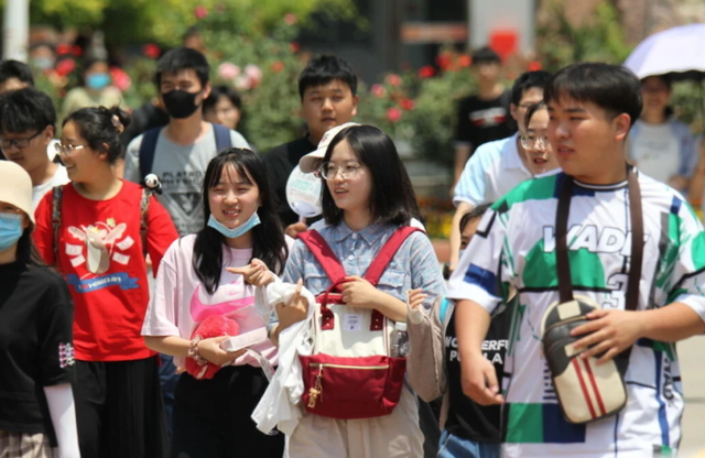 “一字马”女孩高考成绩公布，有人冷嘲热讽：分数这么低还这么作