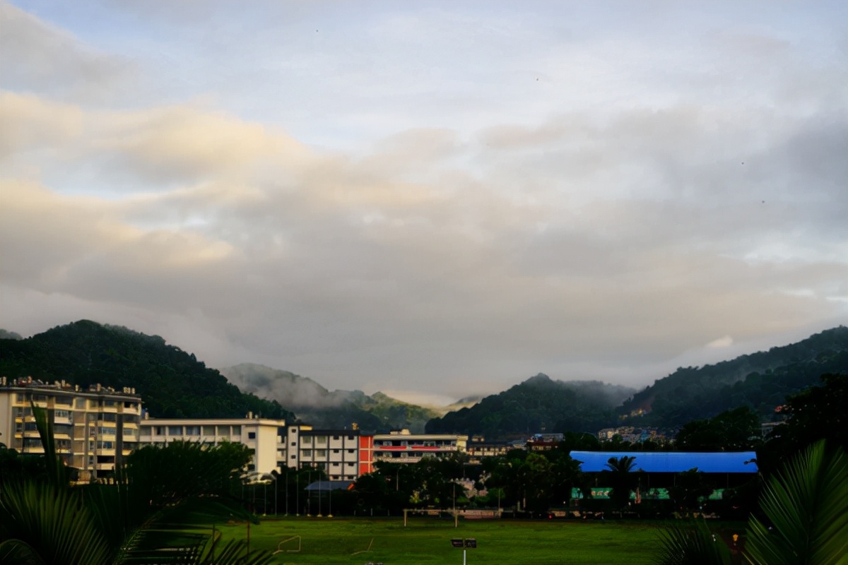 云南一座位于山顶的县城，与世隔绝，被称为山顶的“天空之城”