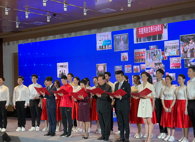 中传校花冯琳再次领诵，气质优雅彰显成熟，颇有董卿当年的风采