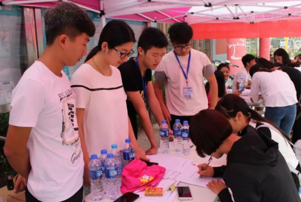 国内严进严出的高校，期末挂科率很高，混日子可能拿不到毕业证