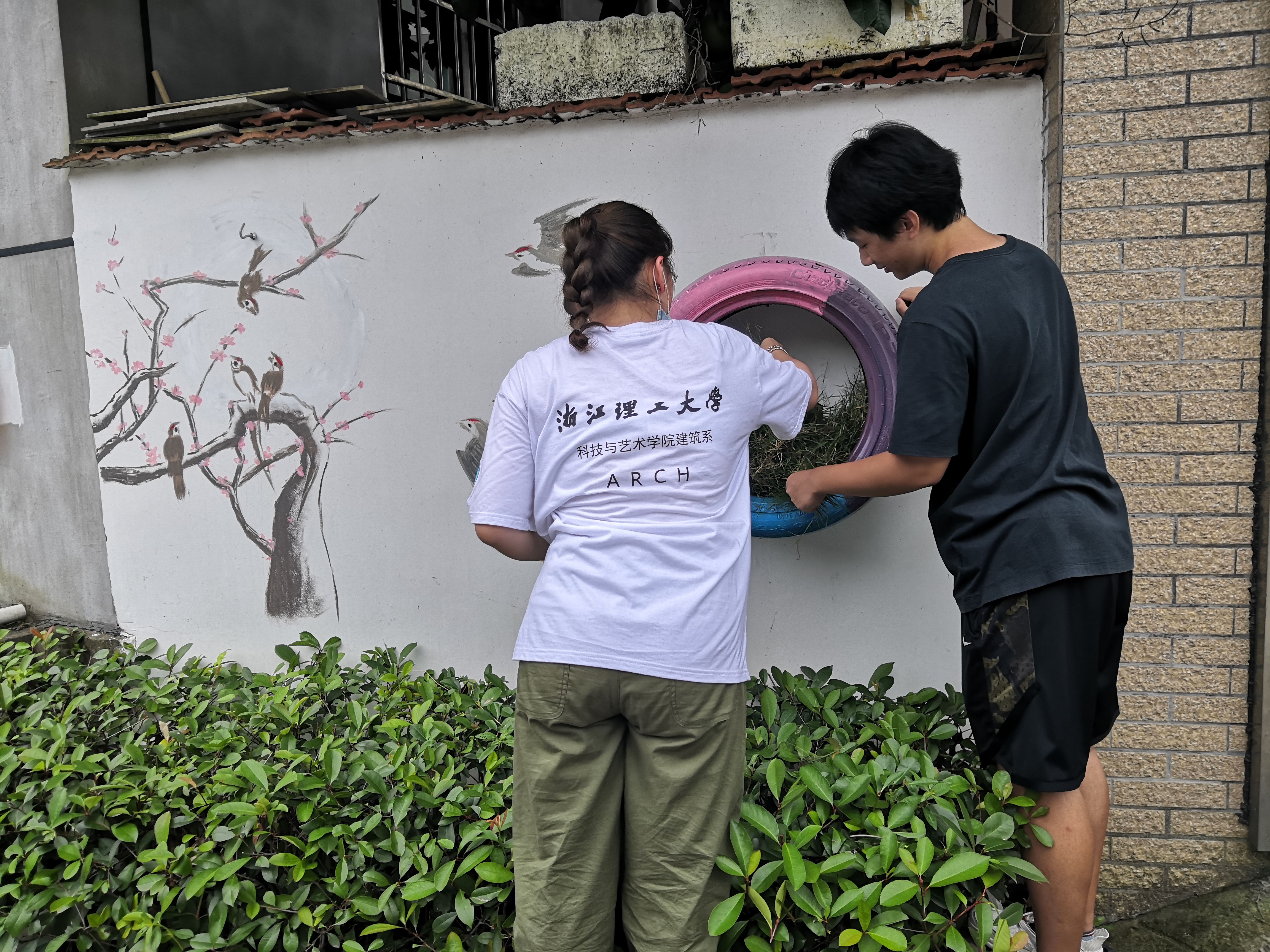浙江理工大学科技与艺术学院学子助力上虞百官美丽庭院改造