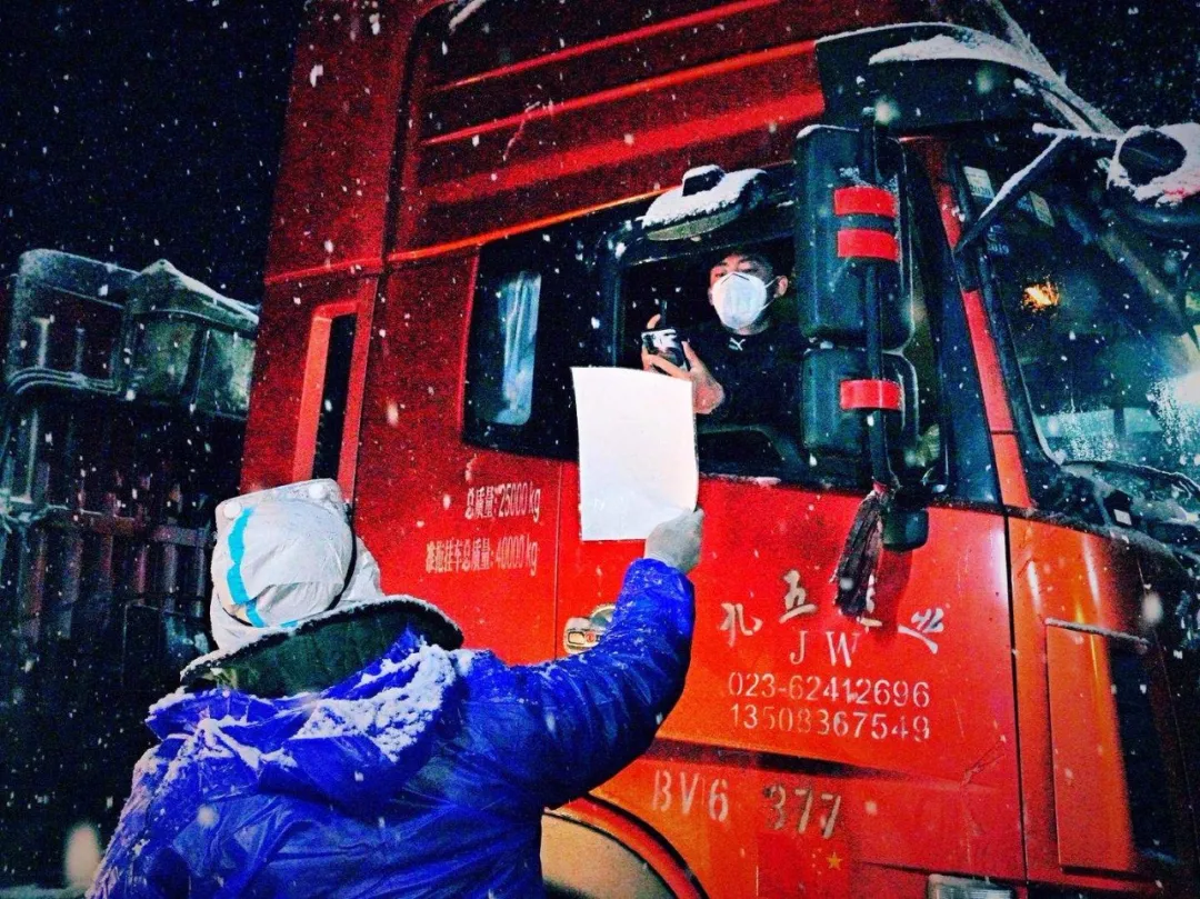 【疫情防控 临潭在行动】雪落无声，盼疫去，致敬风雪中坚守的临潭人