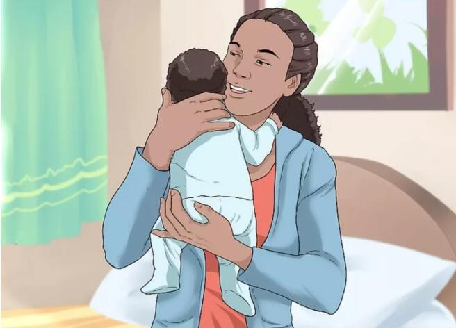 家长这样抱宝宝,当心孩子以后高低肩,驼背,正确抱娃姿势要牢记