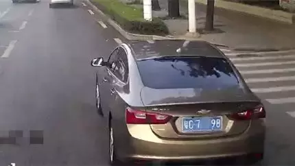 雪弗兰恶意变道，竟害得公交车有人受伤，司机还当场溜之大吉