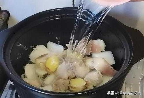 蛏干怎么做才好吃（55分钟制作猪腿肉蛏干竹荪萝卜汤）