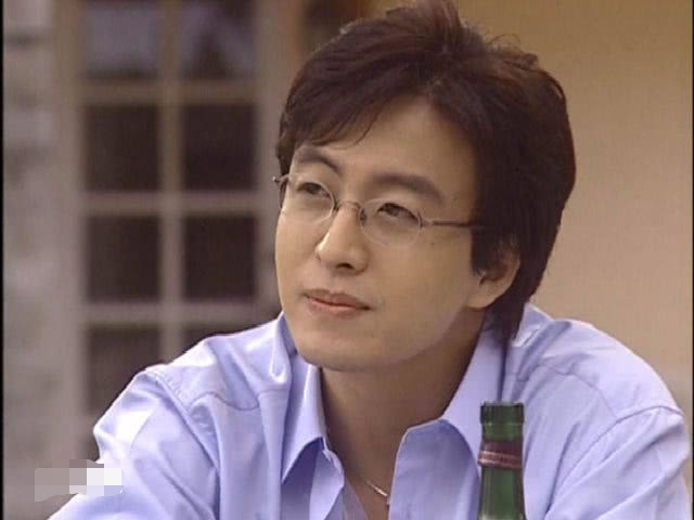 一直走禁欲路线的裴勇俊,却在2003年开始大转型,在电影《丑闻》《外出