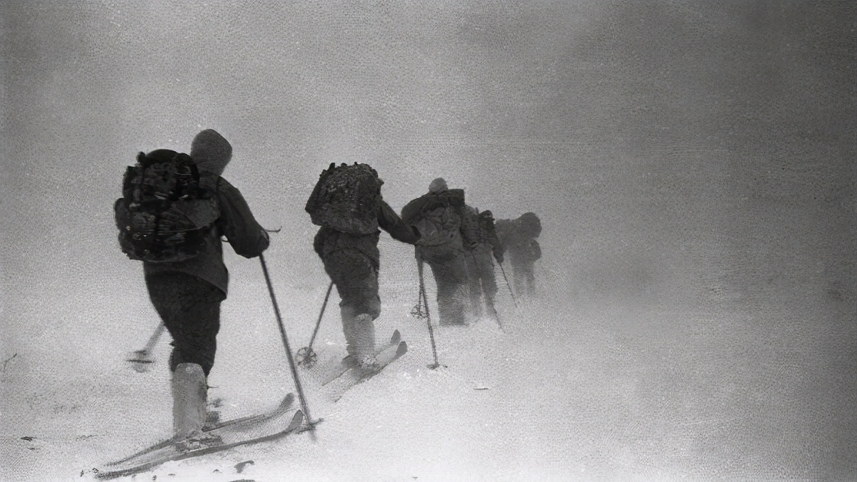 8张神秘照片，9人离奇死亡，人类历史上最诡异的登山悬案