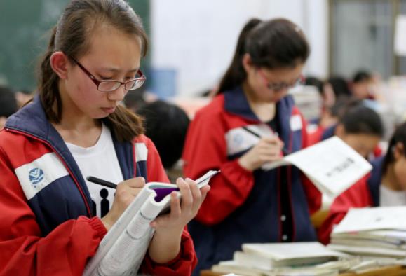 高考生估分420，家长埋怨：天天学到半夜，跟200分的学生抢大专