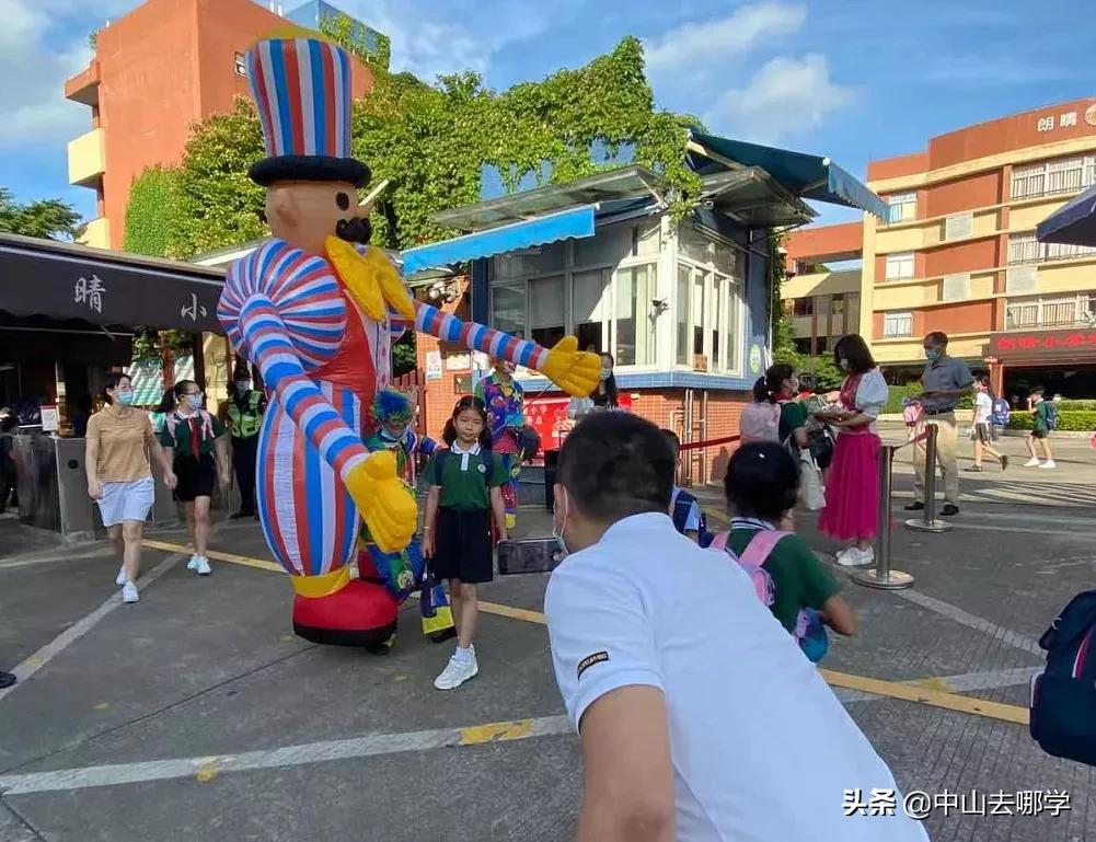 开学啦！现场多图预警：妈趴窗，爹爬墙，脸贴地！场面过于欢乐