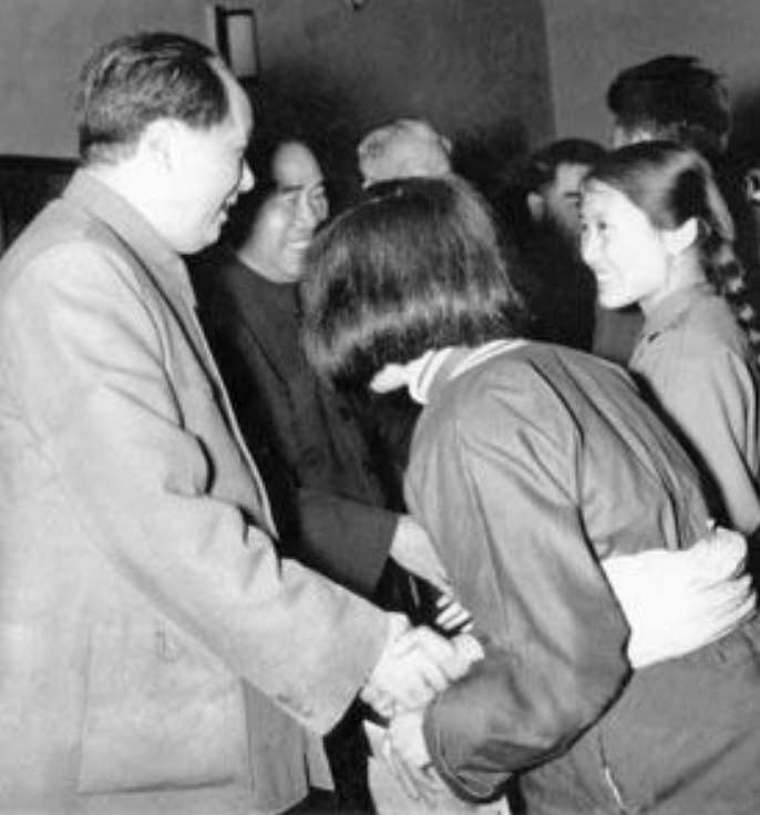 穷会计突然变富裕，被怀疑是贪污犯，他无奈承认：我是毛主席堂弟
