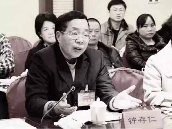 73岁老人发明洗衣神器，泡一泡衣服变干净，再不用担心衣服变形