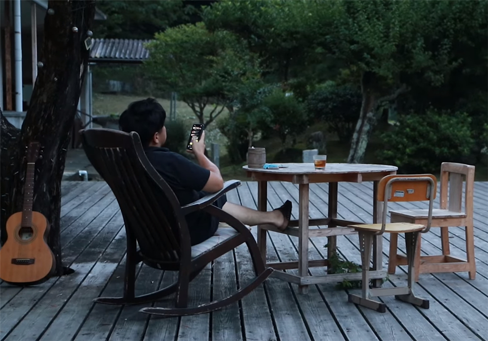 80后的他买下废弃学校，独居的日子一过就是7年，虽孤独却很自由