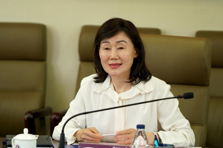 明明是重点大学校长，教师生活令人钦羡，却自毁前途只为容颜