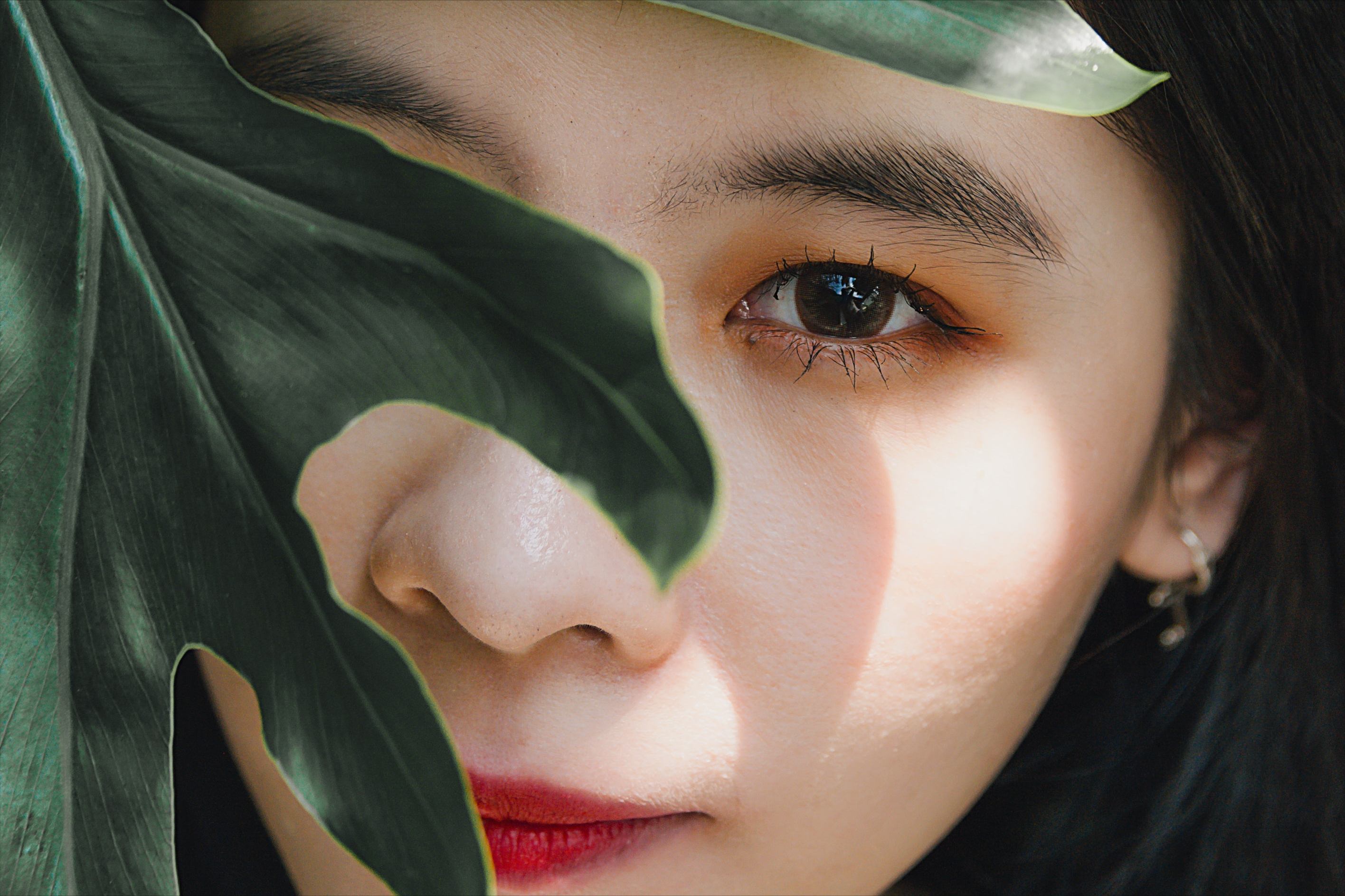 四个月的年轻孕妇谎称未婚，骗两个男网友到家来，婆婆还原谅了