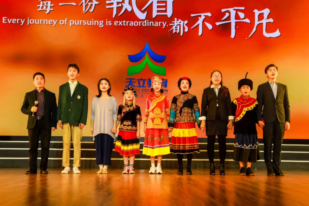 为退休校长拍纪念短片，这个集团的表彰盛典太走心了