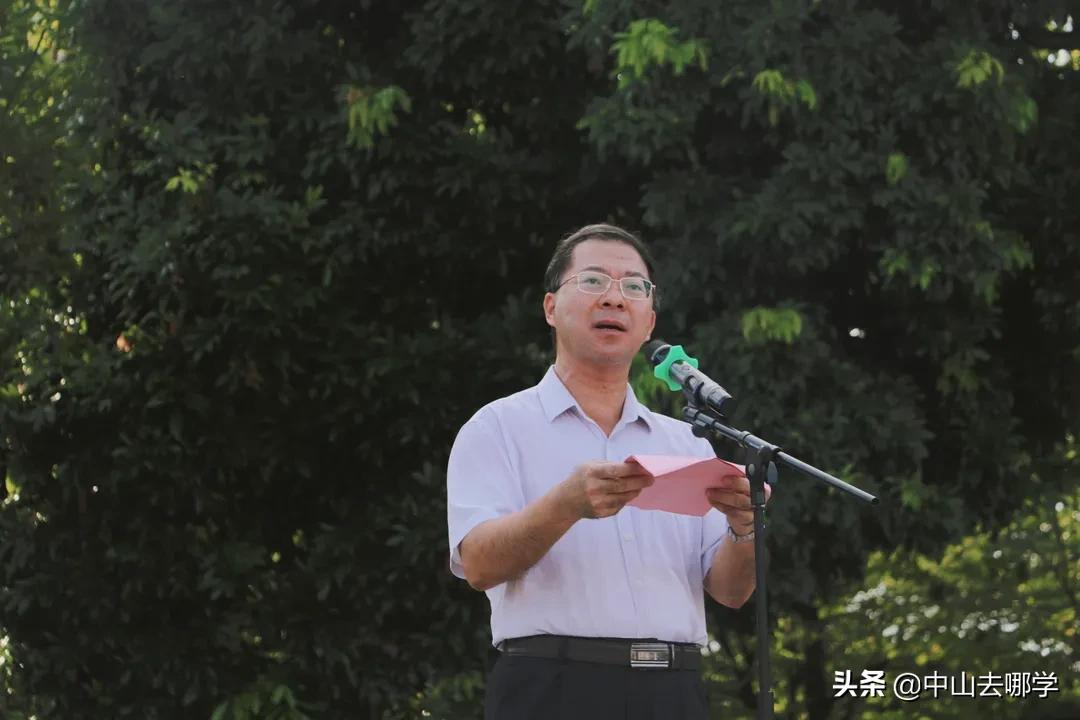 开学啦！现场多图预警：妈趴窗，爹爬墙，脸贴地！场面过于欢乐