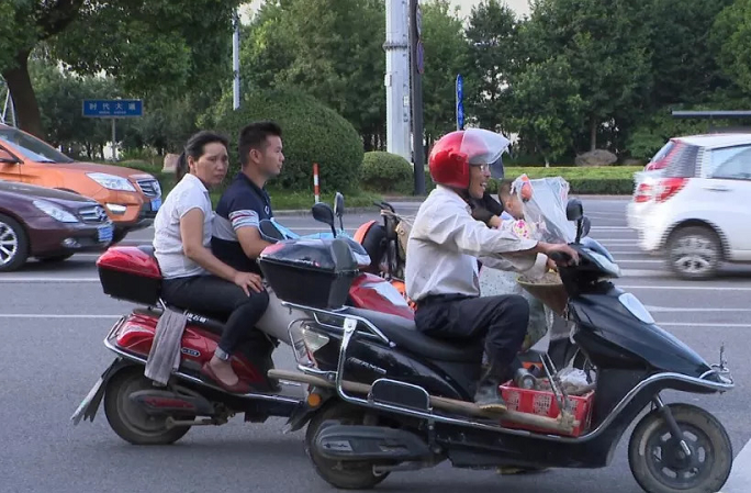 电动车安装遮阳伞为夏季降温，却属于违规？到底能不能安装惹争议