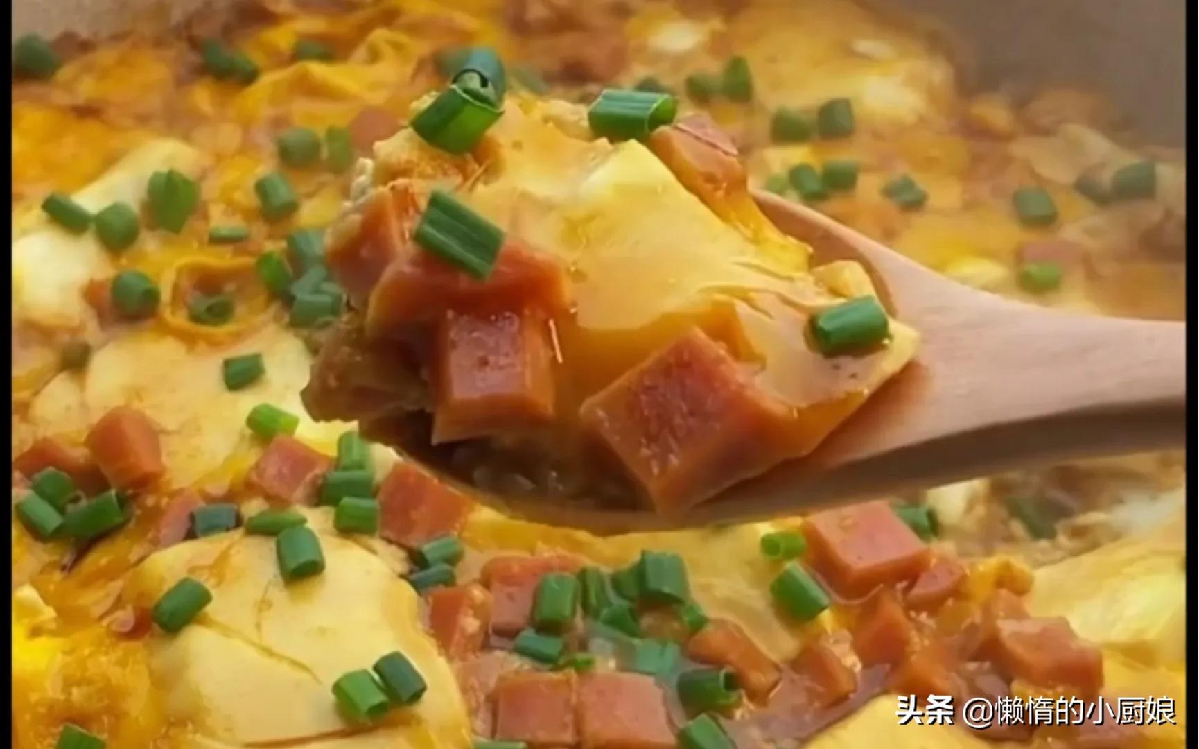 内酯豆腐的做法（2颗鸡蛋直接倒在内酯豆腐里）